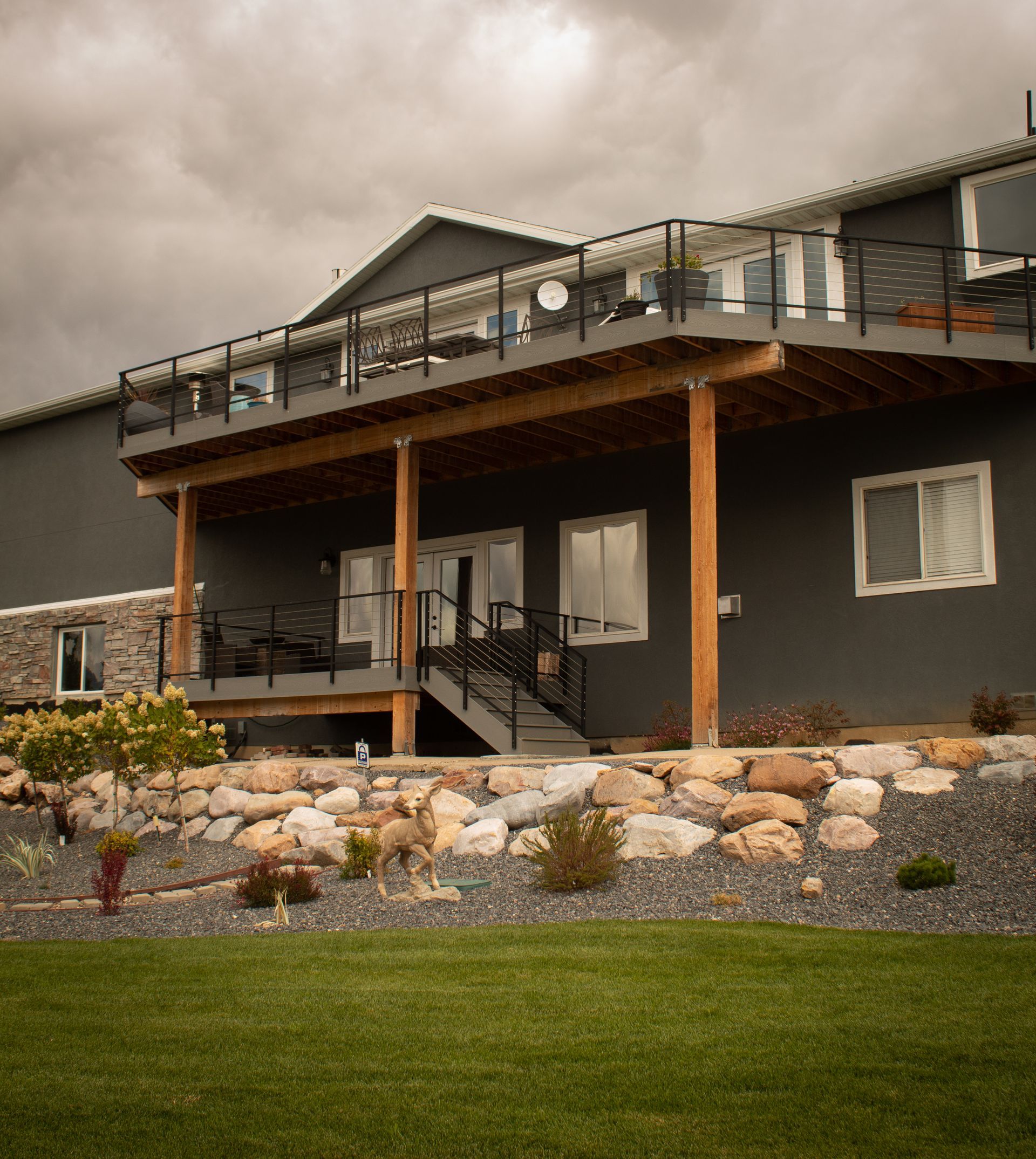 Outdoor living deck