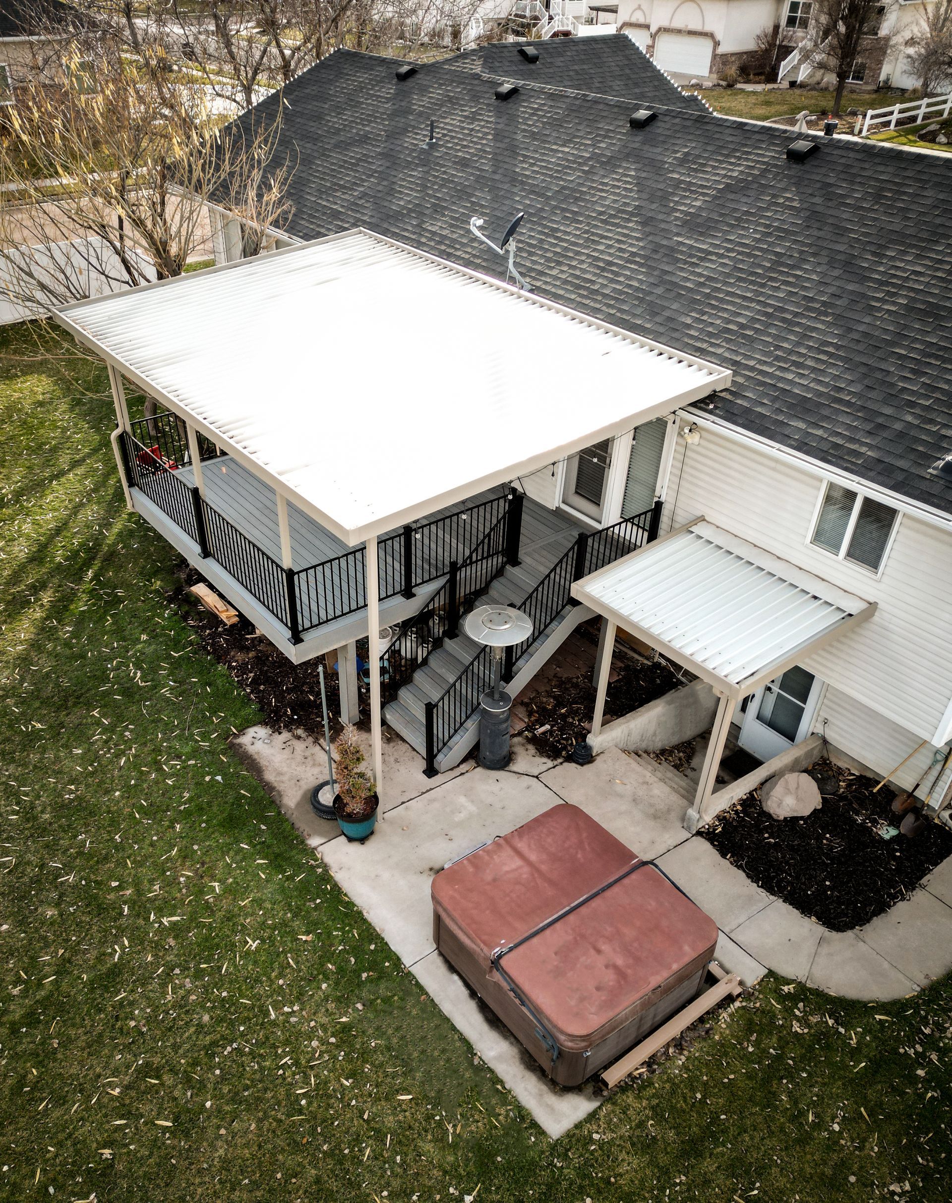 Aerial deck with hot-tub area